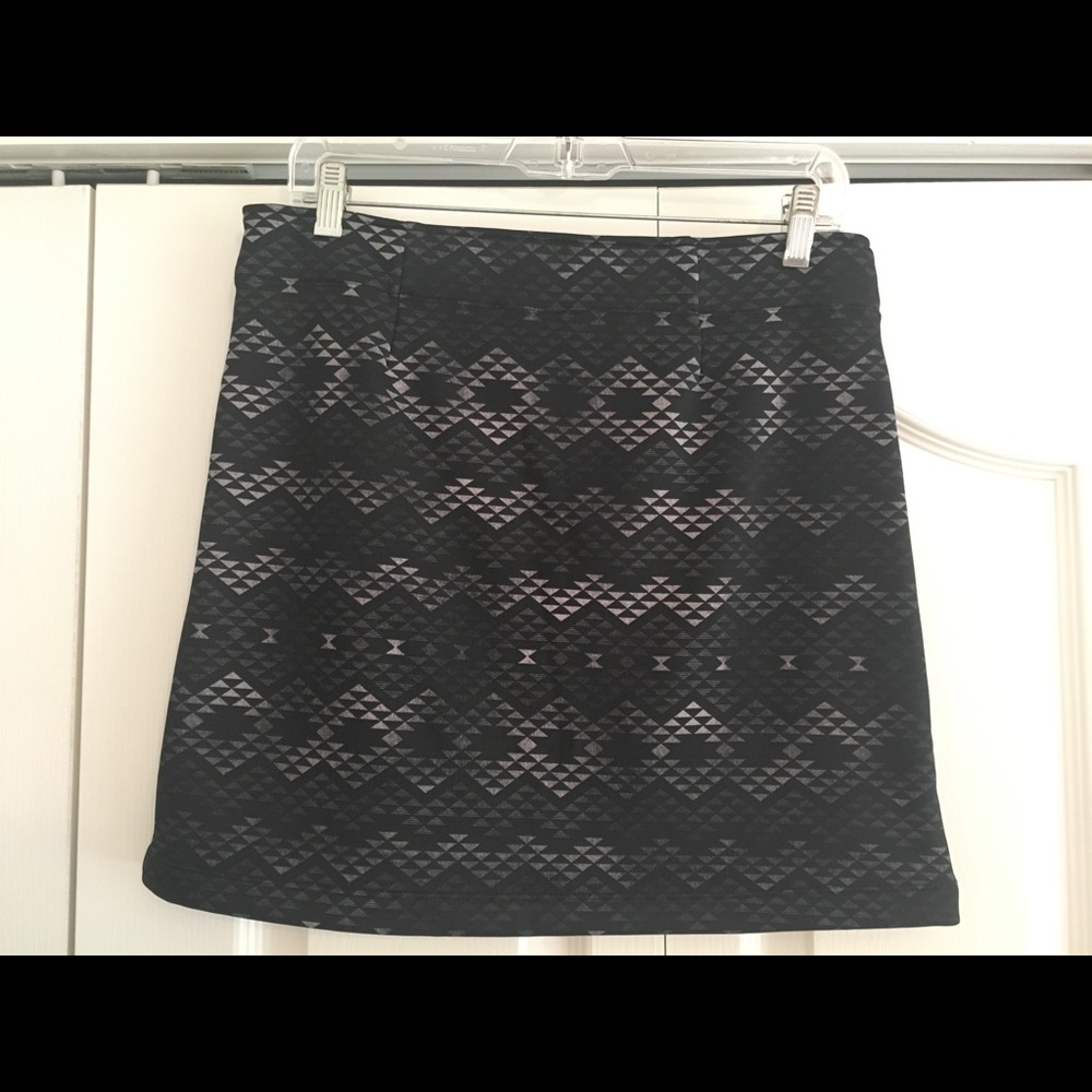 Athleta Black & Grey printed tech therma skirt